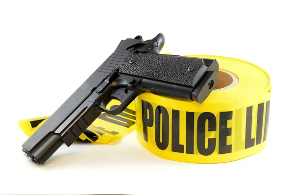 いくつかの警察のテープと法執行機関の概念のための拳銃の白い画像に隔離された — ストック写真