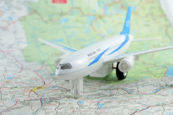 Cestovní Koncept Založený Miniaturní Model Letadla Mapa — Stock fotografie