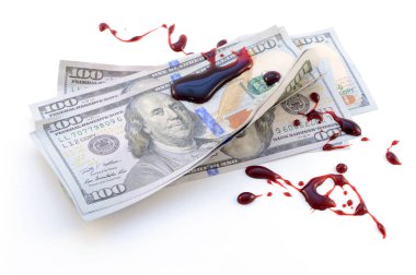 Yolsuzluk kavramı Amerikan yüz dolar faturaları kullanımı ile taze kırmızı kan damlayan batırılmış.