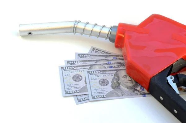 ガソリンをポンピングするコストの上昇のための赤いガスノズルと米ドルの経済的な概念 — ストック写真