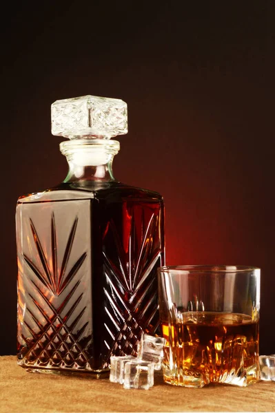 Elegancki Antyczny Wygląd Poczuć Się Tego Skoncentrowanego Tematu Whisky Skałach — Zdjęcie stockowe
