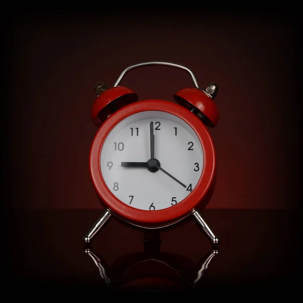 Una Vista Cerca Vibrante Reloj Despertador Escritorio Rojo —  Fotos de Stock