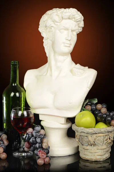 Busto Cabeza Romana Hombre Rodeado Frutas Vino Con Fondo Degradado — Foto de Stock
