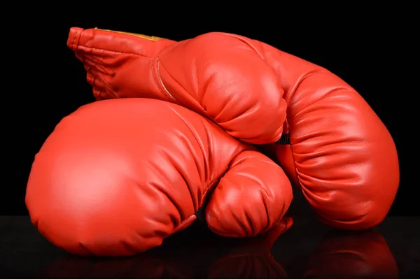 Een Paar Rode Bokshandschoenen Competitieve Sport Benadrukken — Stockfoto