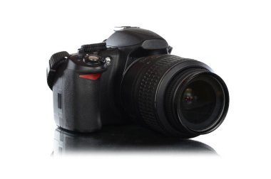 DSLR profesyonel mercekli kameranın beyaz üzerine izole edilmiş bir görüntüsü.