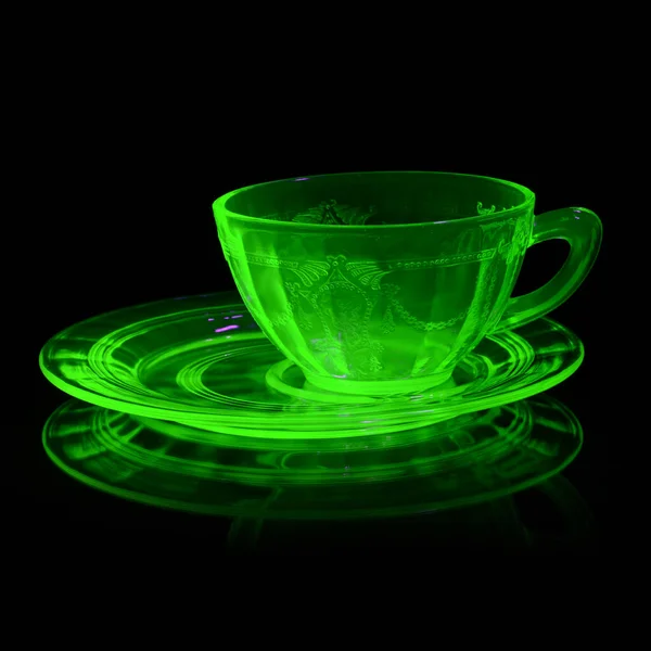Egy Ragyogó Uranium Glass Teacup Csészealj Ultraibolya Fény Alatt Hogy — Stock Fotó