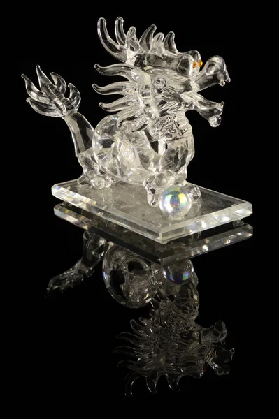 Dragón Cristal Suerte Sobre Fondo Negro Reflectante —  Fotos de Stock
