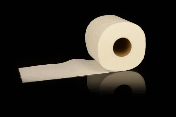 Een Toiletpapier Rollend Een Reflecterend Zwart Oppervlak — Stockfoto