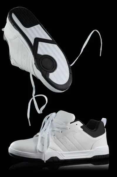 Siyah Arka Planda Yakalanmış Şık Bir Çift Beyaz Erkek Ayakkabısı — Stok fotoğraf