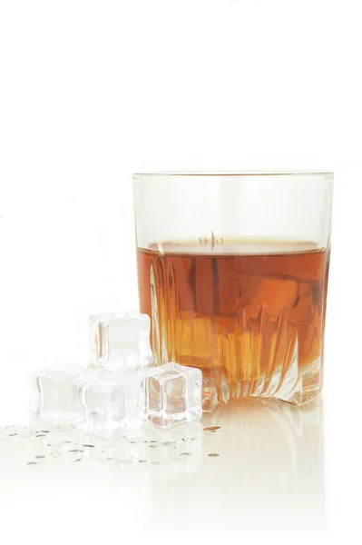 Een Geïsoleerd Glas Whisky Met Ijs — Stockfoto