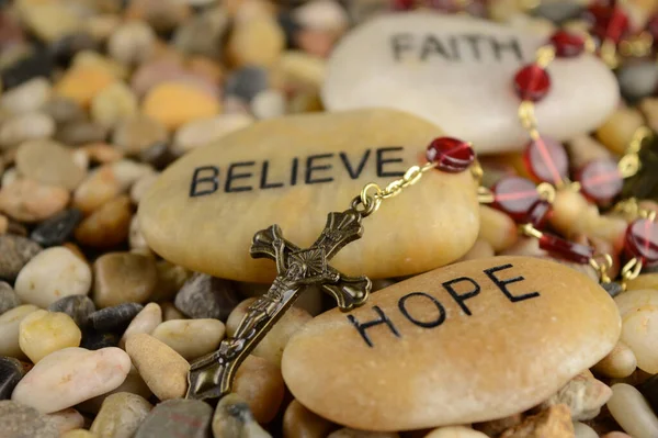 Pedras Formuladas Com Rosário Para Dar Sentido Jesus Cristo — Fotografia de Stock