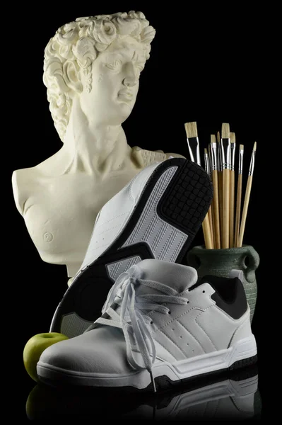 Stylowa Para Męskich Białych Butów Artystycznym Otoczeniu — Zdjęcie stockowe