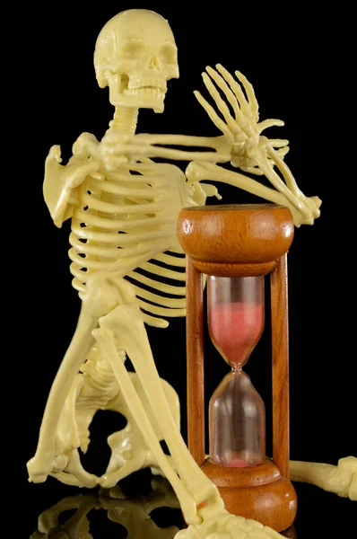 Human Skeleton Holds Hourglass Sands Falling Closer End — Stock Photo, Image