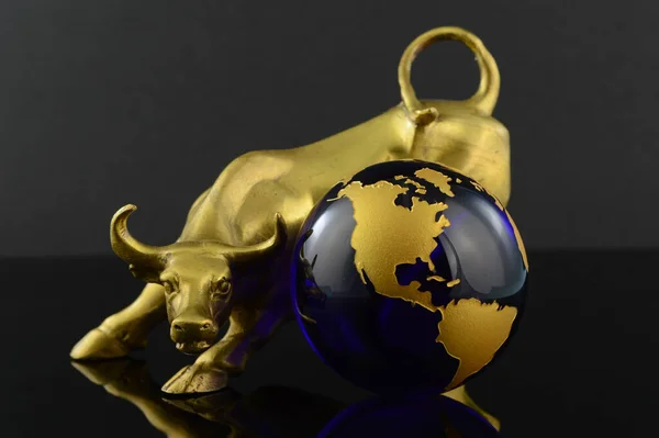 Een Gouden Stier Wereldbol Voor Aggresieve Trends Wereldmarkt — Stockfoto