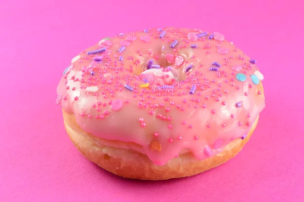 Ein Frisch Gebackener Und Gefrosteter Donut Ov3Er Auf Rosa Hintergrund — Stockfoto