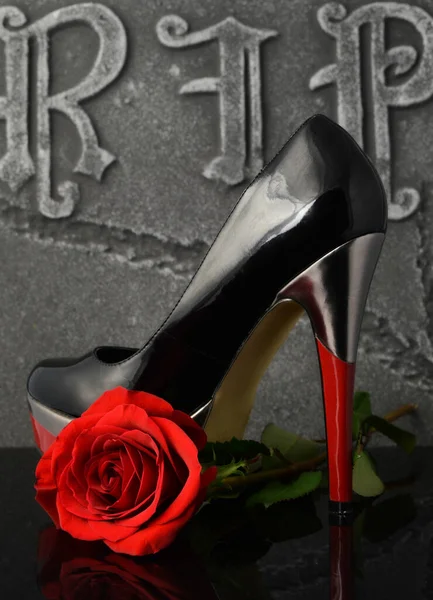 잃어버린 사랑하는 사람에게 존경을 나타내기 신발과 장미를 여자들 — 스톡 사진