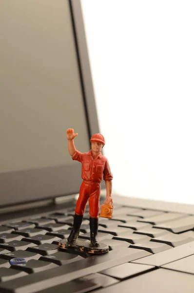 Küçük Bir Adam Dizüstü Bilgisayardan Sallıyor — Stok fotoğraf