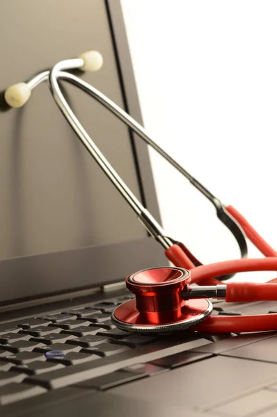 Estetoscópio Laptop Para Serviços Saúde Online — Fotografia de Stock
