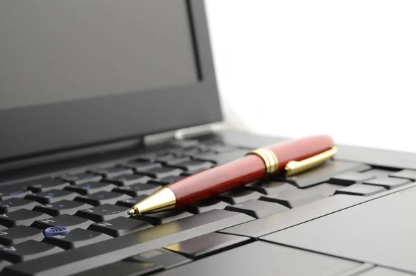 Close Uma Caneta Negócios Laptop Para Representação Dia Trabalho — Fotografia de Stock