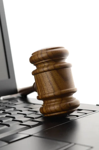 Судьи Молотком Ноутбуке Проиллюстрировать Концепции Онлайн Юридических Услуг — стоковое фото