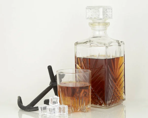 Een Uitnodigend Glas Whisky Met Ijs Een Witte Achtergrond — Stockfoto