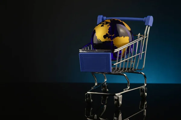 Una Imagen Conceptual Las Compras Globales Sobre Fondo Azul — Foto de Stock