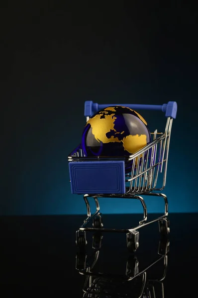 Una Imagen Conceptual Las Compras Globales Sobre Fondo Azul —  Fotos de Stock