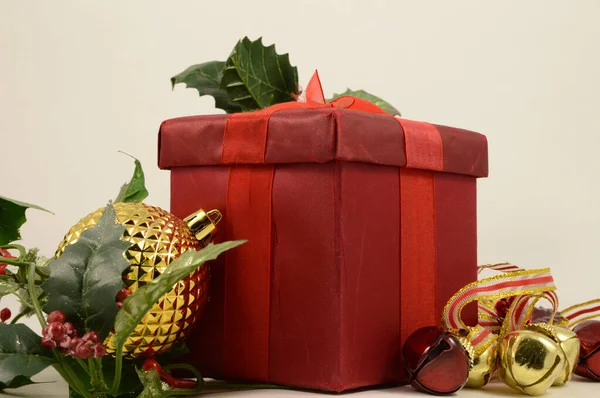 Een Rode Geschenkdoos Geven Tijdens Feestdagen — Stockfoto