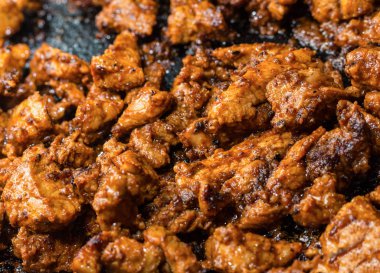 bir tavada et pişirme soslu biftek kıyılmış dilim kızarmış domuz eti