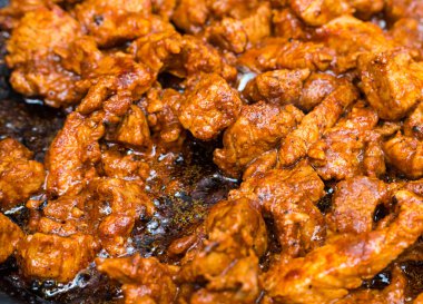 Kızarmış et iştah açıcı patlamış mısır hızlı öğle yemeği domuz parçaları doğranmış