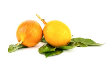 İki turuncu meyve madde meyve köpükleri ve kokteyl serinletici tutku meyve grenadilla sarı