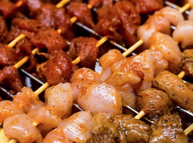 parça et tavuk domuz Barbekü ahşap kepçe satır ızgara hazırlığı.