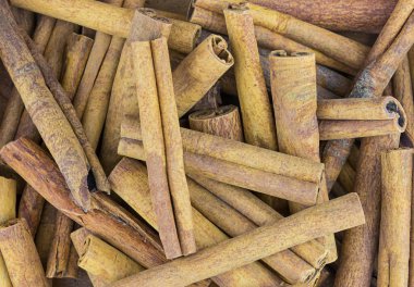 Tarçın çubuğu lezzetli tatlılar ve içecekler arka plan yemek için baharat ayarla