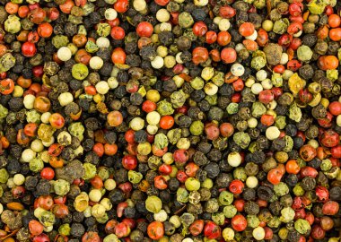 biber taneleri kırmızı beyaz renkli arka planı yeşil baharatlı baharat karışımı ayarla