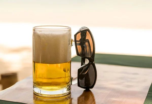 Bier Met Een Hoge Witte Schuim Transparante Mok Zonnebril Buitencafé — Stockfoto