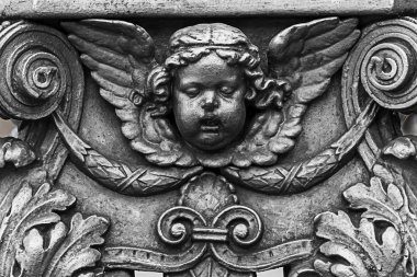 aşk tanrısı melek başkanı Monogram sebze desenle figürlü wings ile heykel dekorasyon bronz dekor elemanları gümüş boya ile kaplı. Çek Cumhuriyeti Prag Şubat 2017