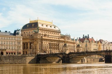 National Theater taş köprü Vltava yürümek-den geçerek Prag bahar güneşli bir gün ünlü Anıtı Şehir reklam. Prag Çek Cumhuriyeti Şubat 2017