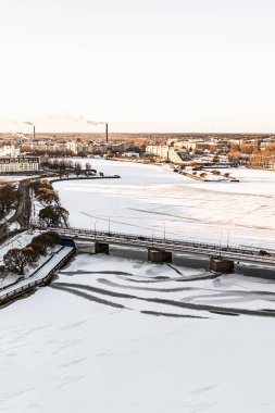 Buz kar Vyborg şehir panoraması arka planı sanayi otomobil aracılığıyla donmuş nehir modern kaplı taş köprü. Vyborg, Rusya, Ocak 2017