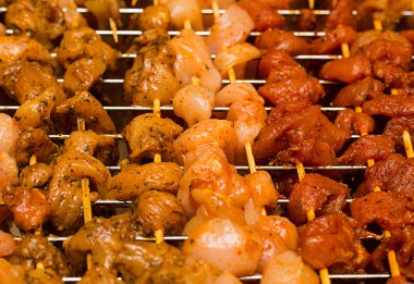 et şiş domuz eti tavuk Marine Izgara mutfak zemin üzerine köri parlak taşlarla kaplı üzerinde