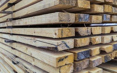 geniş panoları inşaat malzemelerin birçok kirişler bir perspektif görünümü ile kurutma kazık