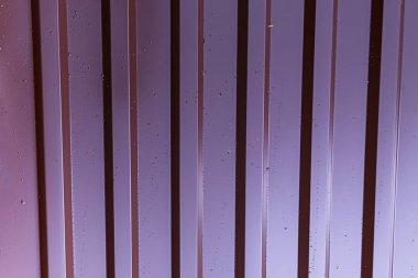 dikey metal profil desen leylak kaplı kırmızı galvanizli yüzey çiy yağmur endüstriyel arka planını temel düşünceye yivli