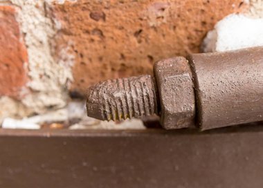 kahverengi boya eski tasarım şap bulanık tuğla arka plan yakın çekim ile kaplı fıstıklı büyük cıvata