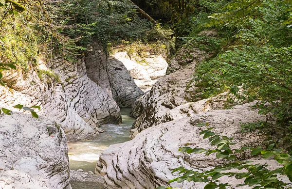 Canyon Draaide Gladde Muren Wilde Natuur Berg Rivier Koel Warme — Stockfoto