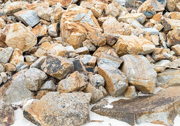 许多石头混乱的土墩沙子狂放的海滩危险垃圾纹理基地 — 图库照片