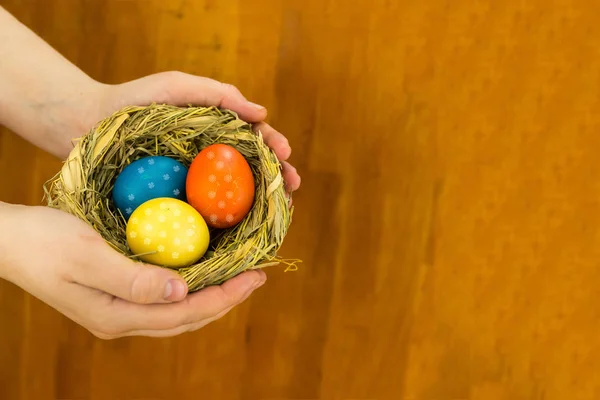 Trzy Kolorowe Jajka Żółty Pomarańczowy Niebieski Kwiatowy Wzór Projekt Wielkanoc — Zdjęcie stockowe