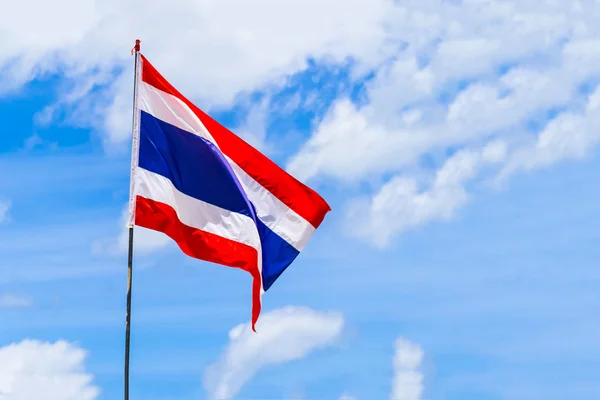 Флаг Таиланда Флагштоке Красные Белые Горизонтальные Полосы Развивается Фоне Светлого — стоковое фото