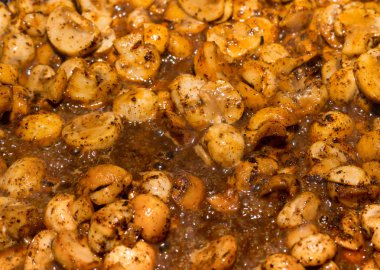 küme doğranmış mantar sos et ürünleri ve makarna için aromalı olarak bir sürü et suyu yakın çekim iştah açıcı besleyici katkı