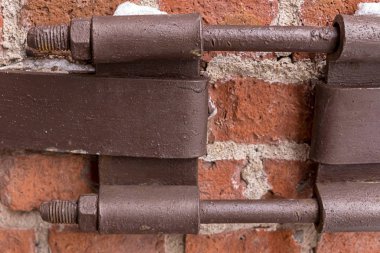 Metal cıvata uzun elyaf eski bir bina temel parçası bina bir tuğla arka plan endüstriyel arka plan üzerinde kahverengi