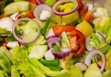 arka plan dilimlenmiş taze sebze salata domates biber kırmızı soğan halkaları ve mutfak lezzetli sulu tasarım marul yaprakları sarı