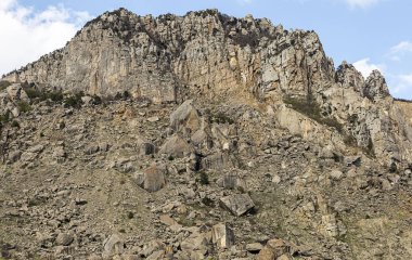 dağ rock yüksek taş duvar karanlıkve grubunun cobblestones dik tırmanmaya tehlikeli yürüyerek dibinde